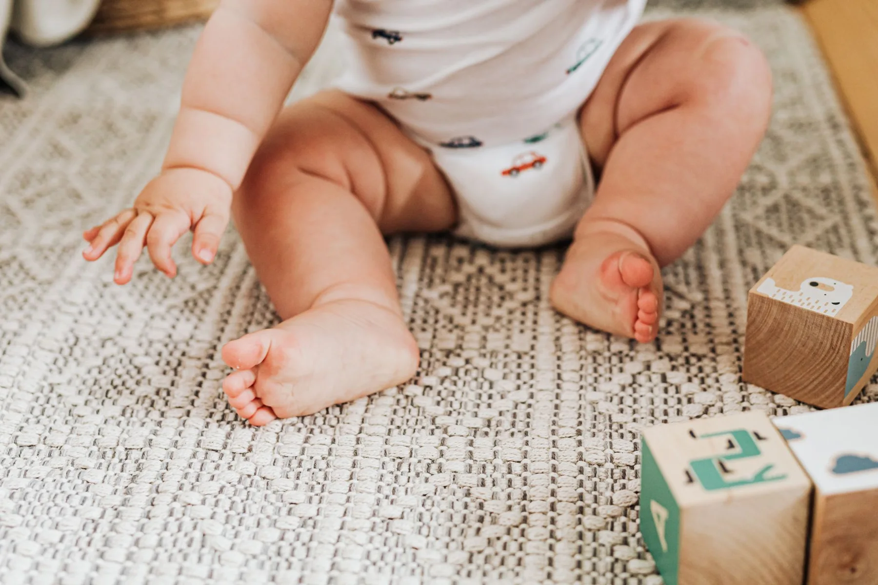 Jeux d’éveil : choisir, ranger et faire tourner les objets de bébé
