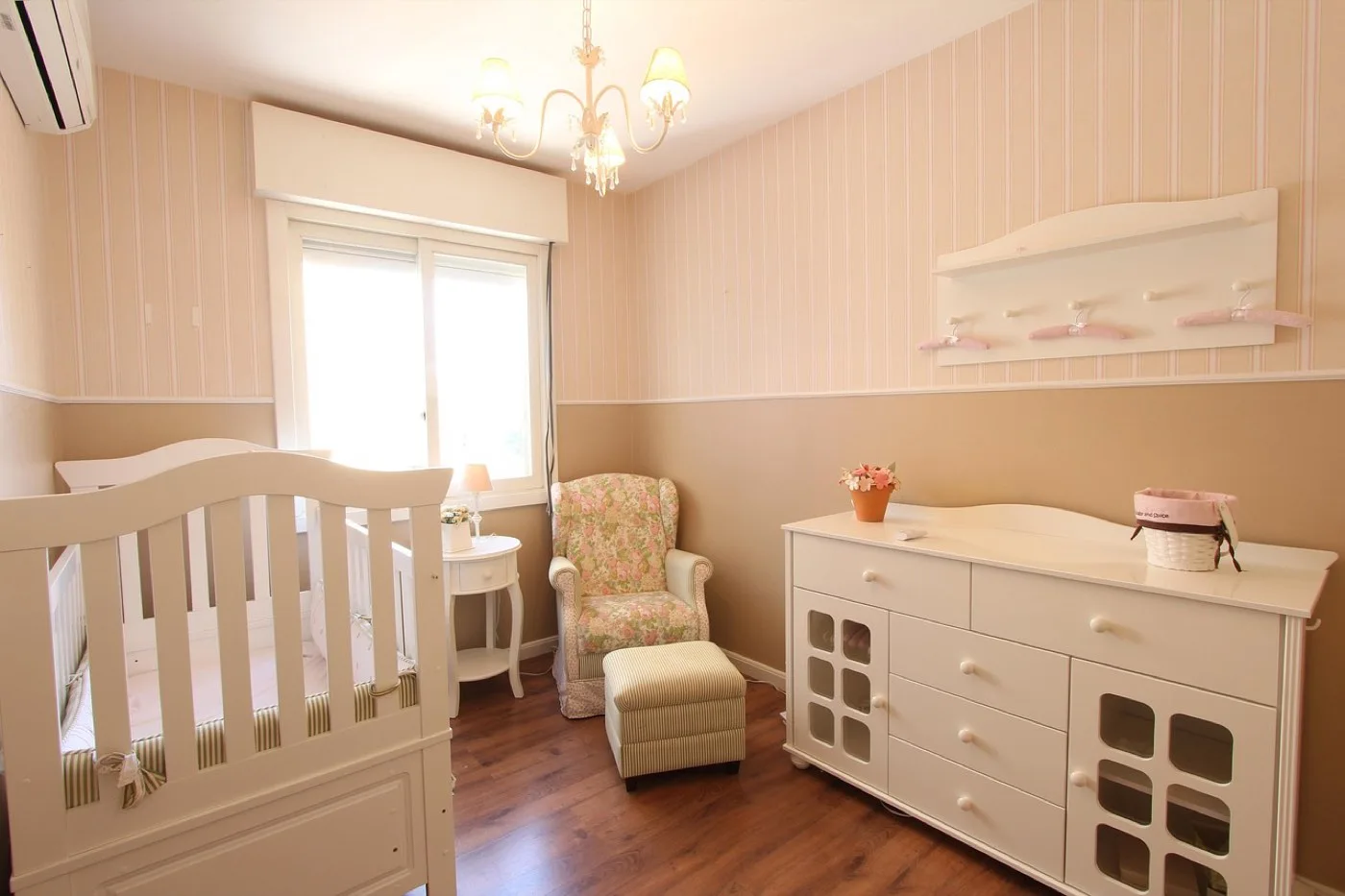 Chambre de bébé : organiser l’espace, le rangement et les documents