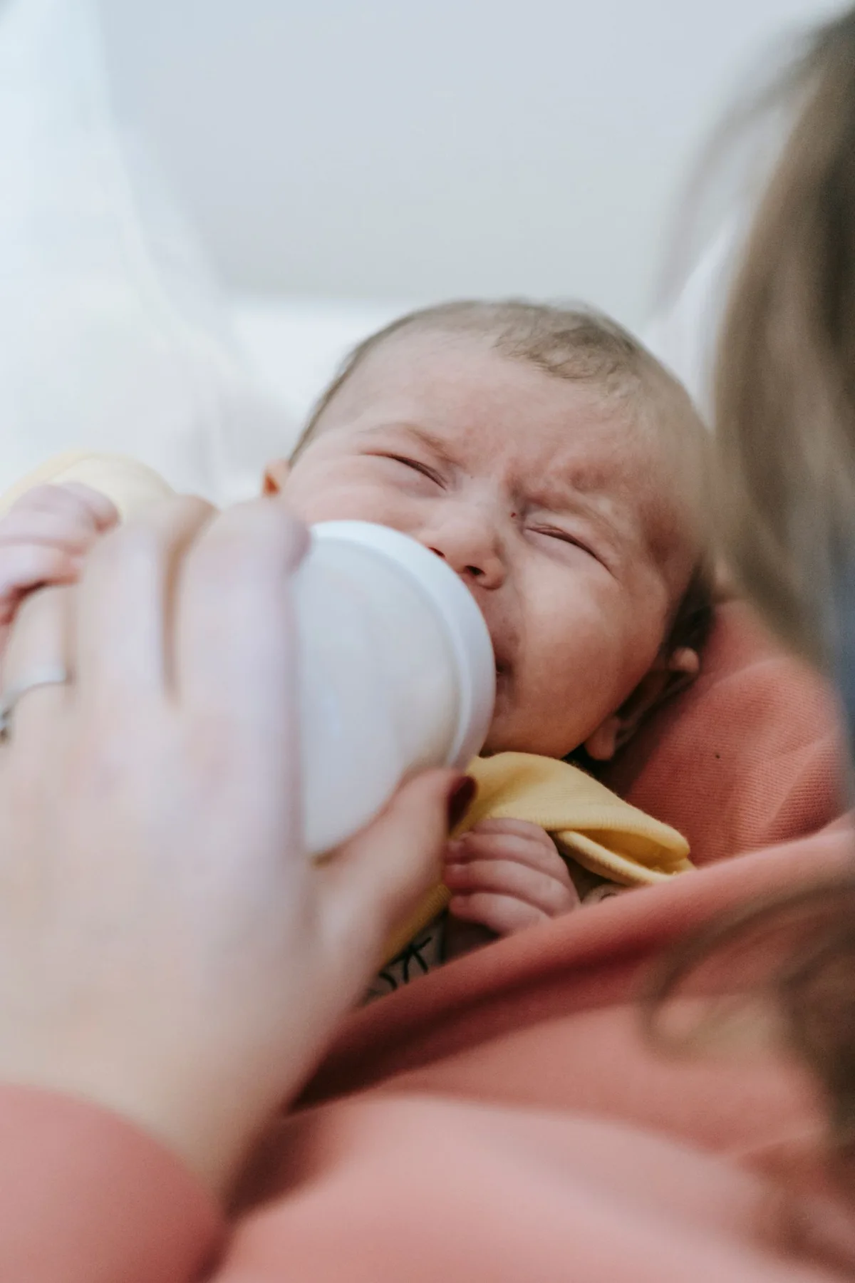 Un biberon utilisé par un adulte ; il ne s’agit pas d’une référence BÉABA identifiée.