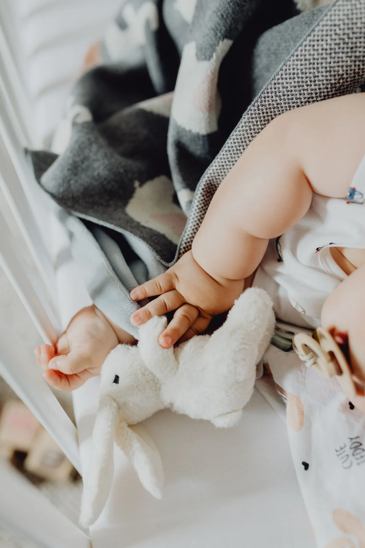 Des vêtements et des affaires de bébé réunis dans un rangement accessible.