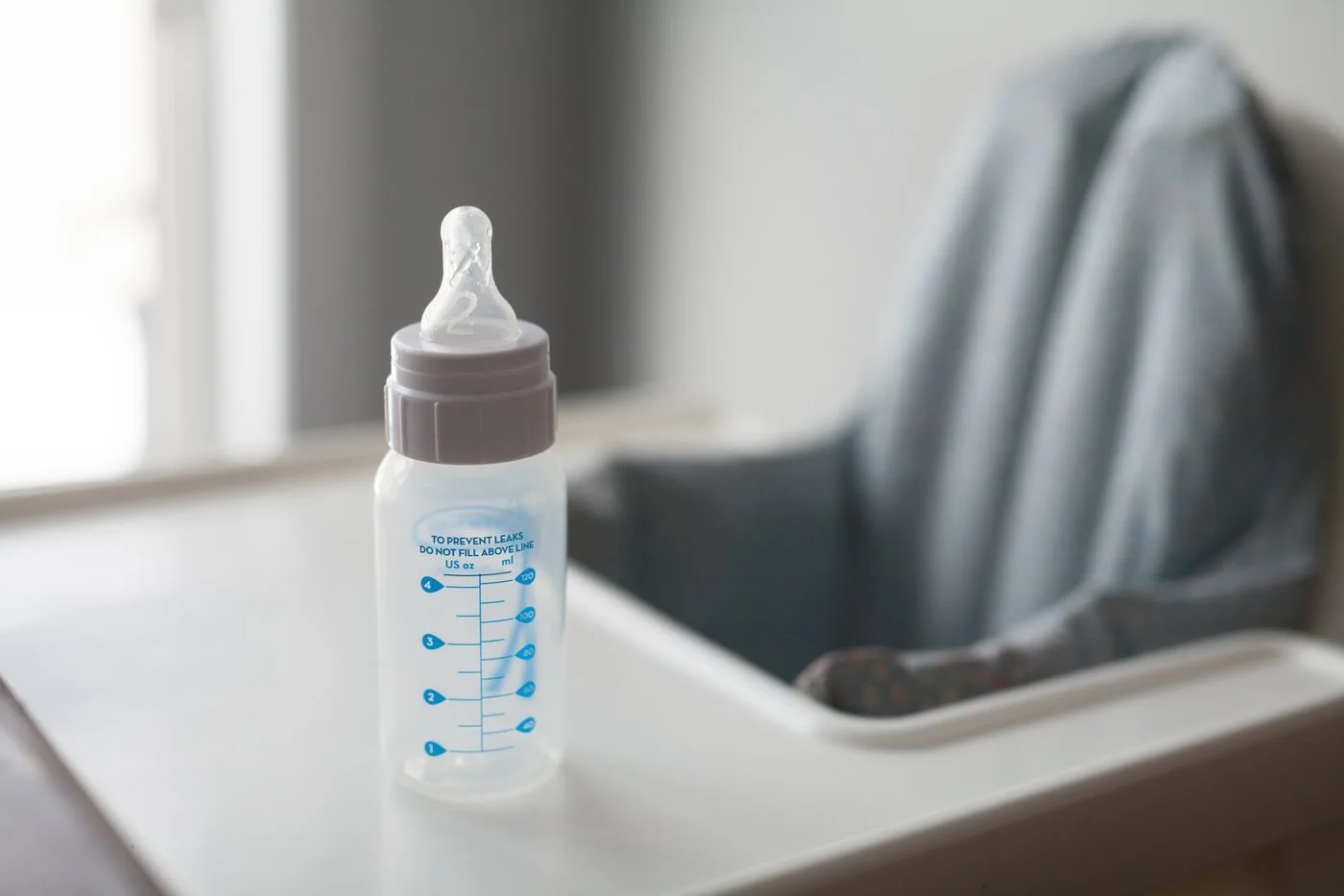 Exemple de biberon : cette photographie ne représente pas une référence Philips Avent testée.