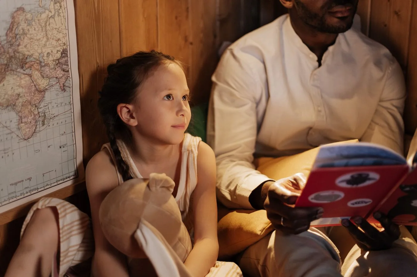 Un livre partagé avec un adulte : un exemple de moment à organiser ensemble.