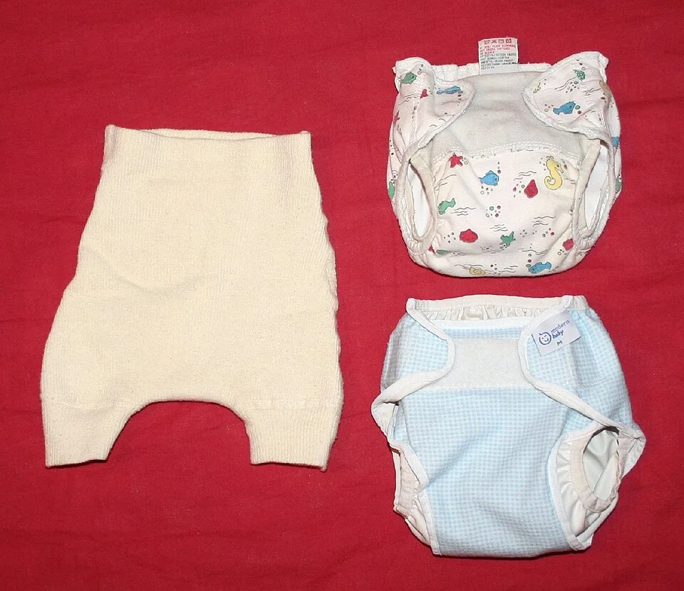 Une couche lavable en tissu : son entretien fait partie des éléments à comparer.