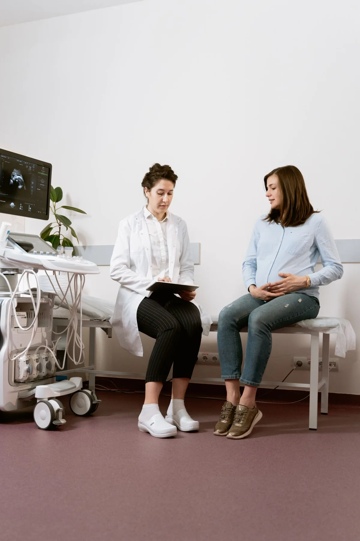 Un échange en consultation, pour préparer les questions liées au suivi de grossesse.