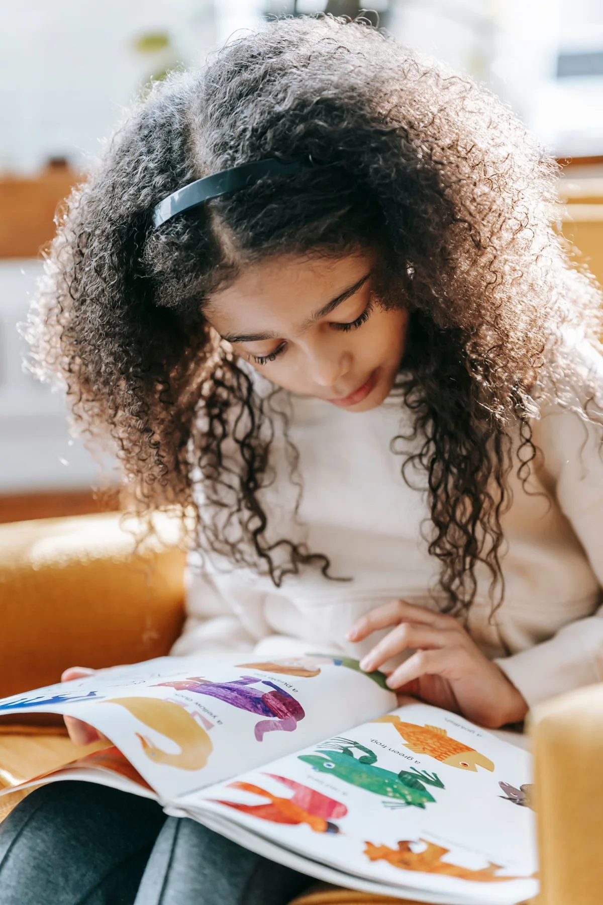 La lecture peut faire partie des moments partagés du soir, selon les habitudes de la famille.