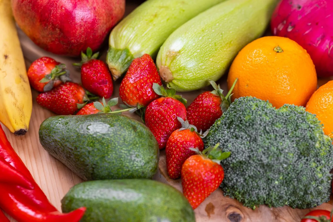 Des fruits présentés sur la table, pour illustrer la préparation des courses.