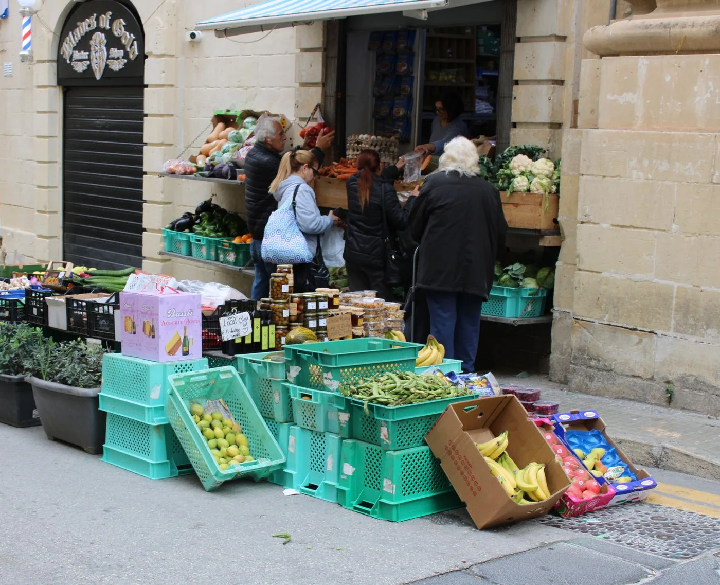 Un étal de marché en ville, pour illustrer une sortie à préparer à son rythme.