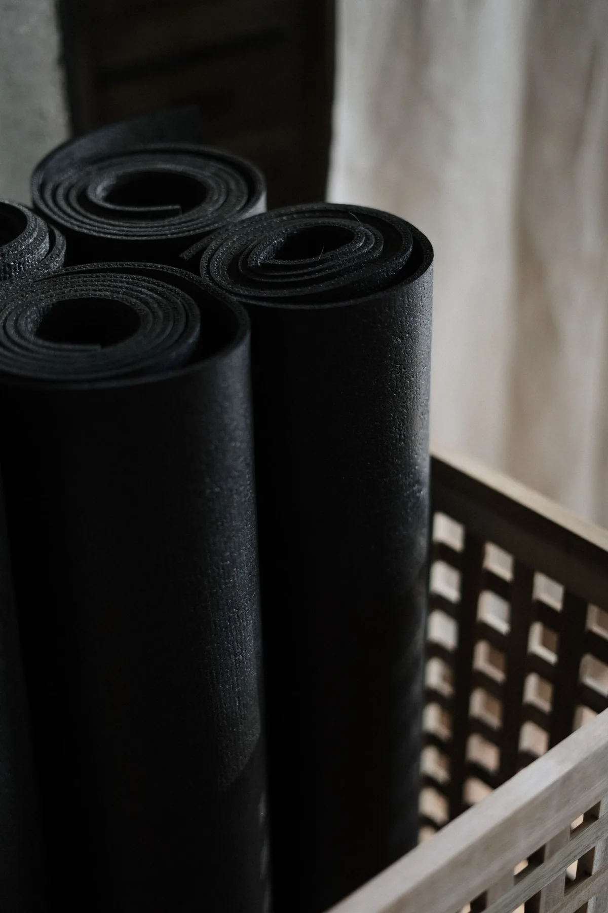 Des tapis rangés dans un studio : vérifier ce qui est fourni avant une inscription.