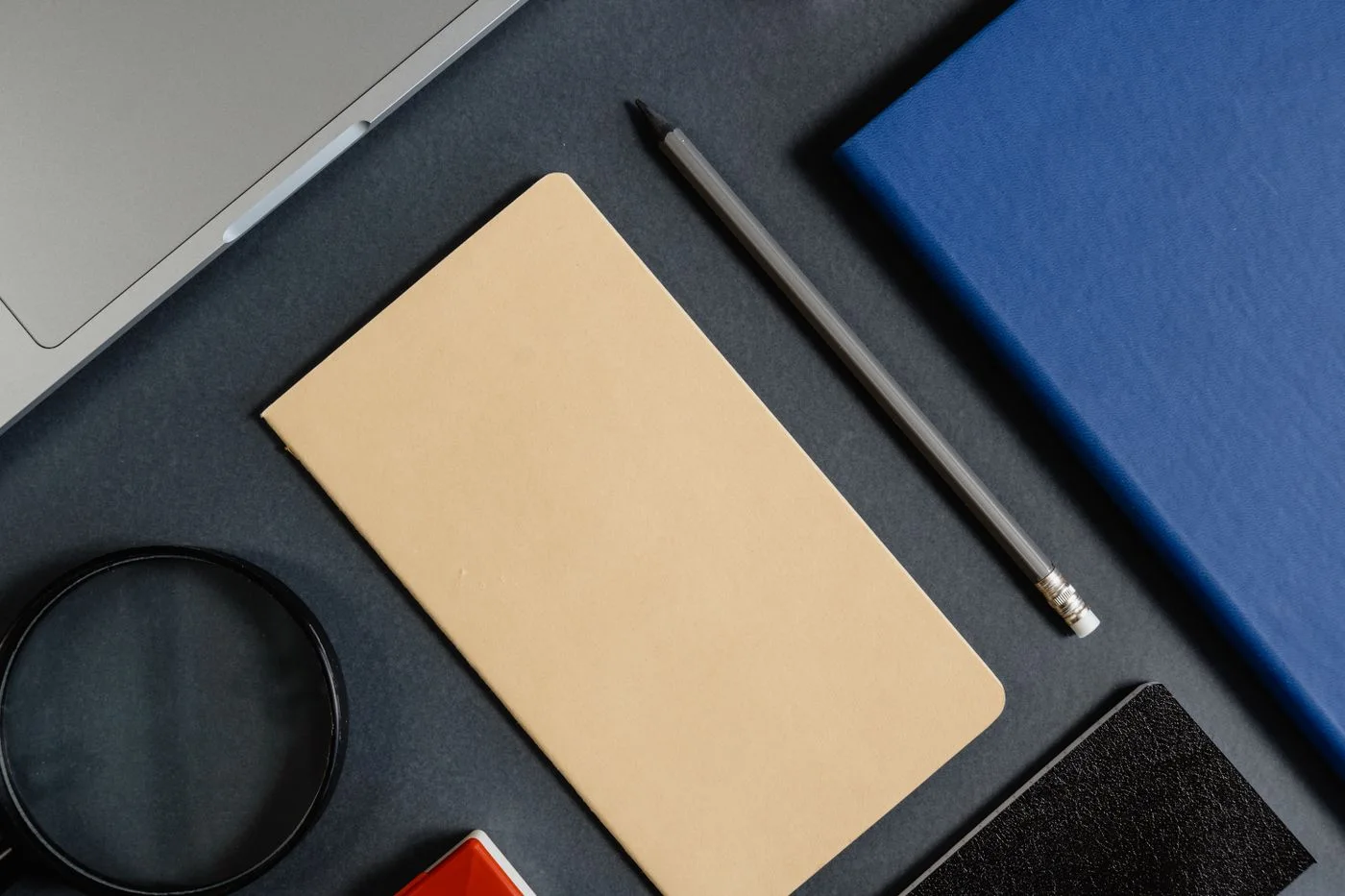 Un carnet permet de regrouper les références et les questions sur les compléments.
